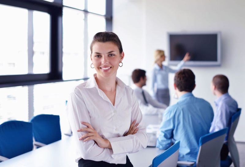 Menschen schreiben an eine Glaswand